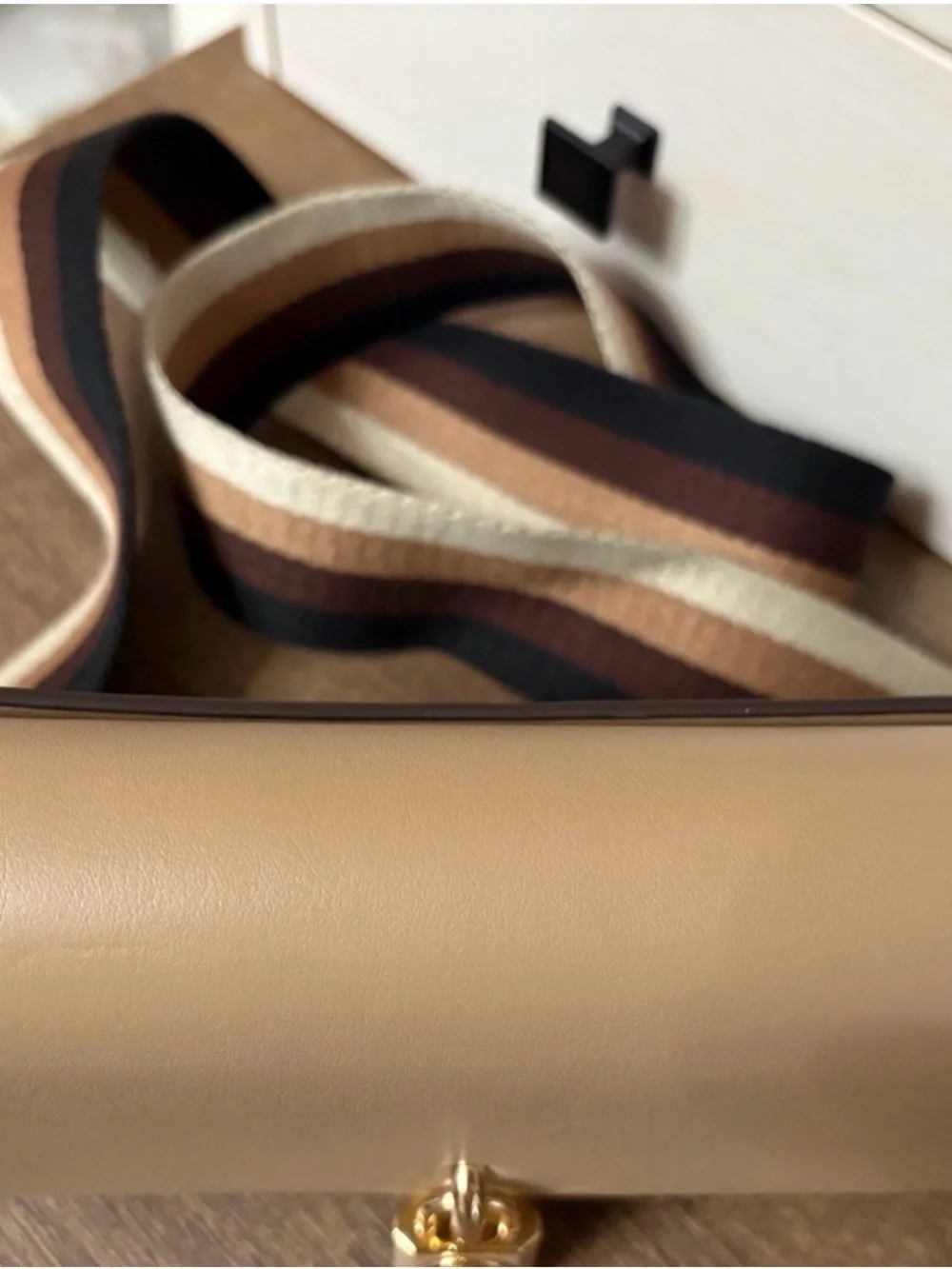 Michael Kors NWT Leather Beige crossbody with Gold Lock - Picture 3 of 3
